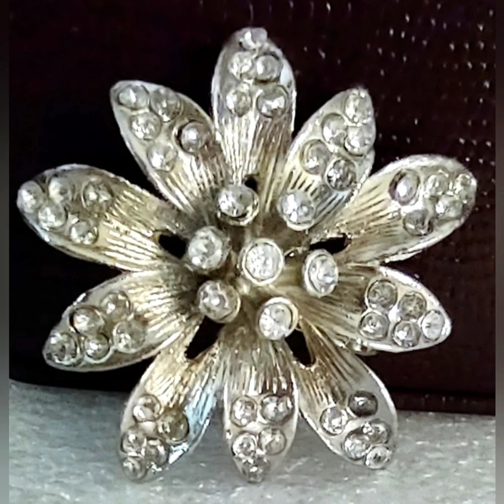 Vintage Rhinestone Snowflake Brooch - Picture 6 of 7